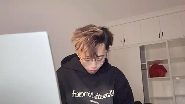 STxuguanhan online show from December 14, 2025, 1:28 pm