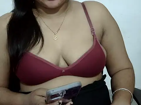 Mon-Luv online show from December 4, 2025, 9:47 pm