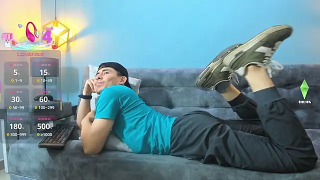 Snapshot of Eross_Santy chatting on October 19, 2025, 12:30 pm Eross Santy online show from October 19, 2025, 12:30 pm