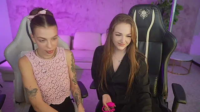 Snapshot of Ella_054 chatting on October 28, 2025, 3:55 pm Ella 054 online show from October 28, 2025, 3:55 pm