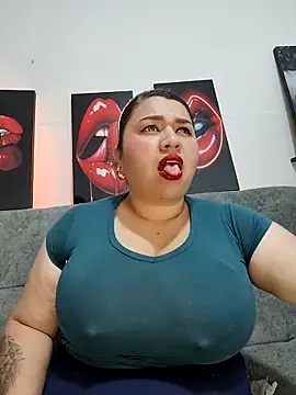 Snapshot of SafiroFer chatting on December 17, 2025, 9:09 pm SafiroFer online show from December 17, 2025, 9:09 pm