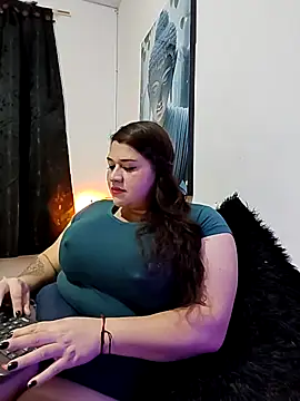 Snapshot of SafiroFer chatting on December 4, 2025, 9:14 pm SafiroFer online show from December 4, 2025, 9:14 pm