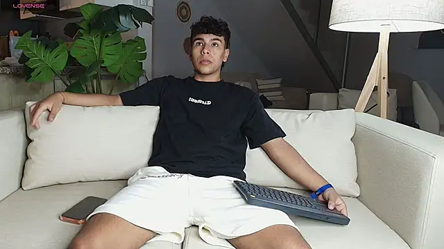 Snapshot of CHR58_ chatting on February 13, 2026, 11:49 pm CHR58 online show from February 13, 2026, 11:49 pm