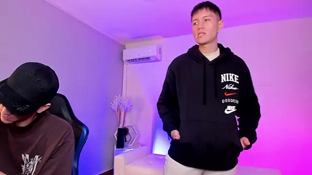 Handsomeboyss19 online show from April 24, 2026, 2:35 am