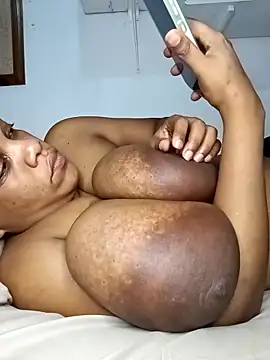 Snapshot of HappygalTheQueen chatting on February 5, 2026, 7:32 pm HappygalTheQueen online show from February 5, 2026, 7:32 pm