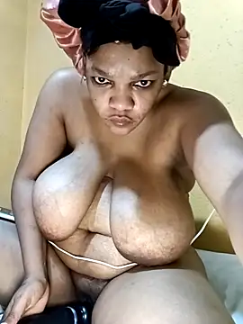 Snapshot of HappygalTheQueen chatting on December 18, 2025, 7:46 am HappygalTheQueen online show from December 18, 2025, 7:46 am