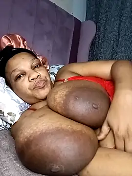 Snapshot of HappygalTheQueen chatting on February 15, 2026, 12:33 am HappygalTheQueen online show from February 15, 2026, 12:33 am