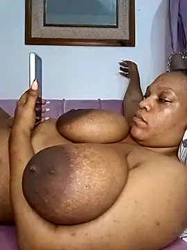 Snapshot of HappygalTheQueen chatting on February 19, 2026, 8:06 pm HappygalTheQueen online show from February 19, 2026, 8:06 pm