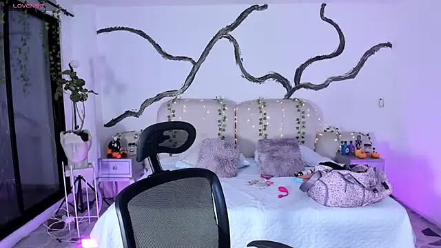 SarahCastro1  online show from October 26, 2025, 4:46 am