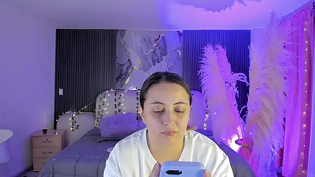 SarahCastro1  online show from April 2, 2026, 4:19 am