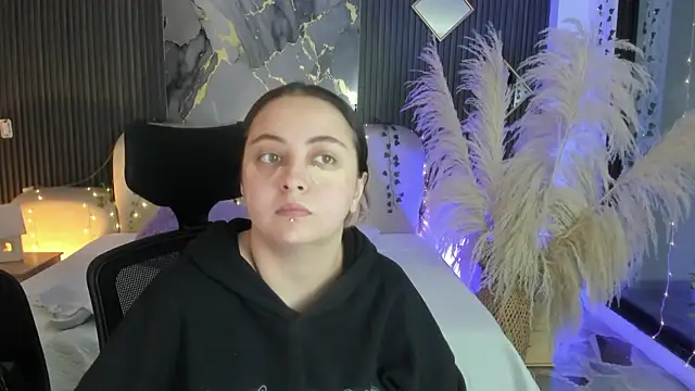 SarahCastro1  online show from February 16, 2026, 4:00 am