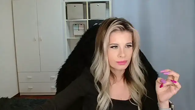 Snapshot of KristineGlow chatting on November 11, 2025, 7:08 pm KristineGlow online show from November 11, 2025, 7:08 pm