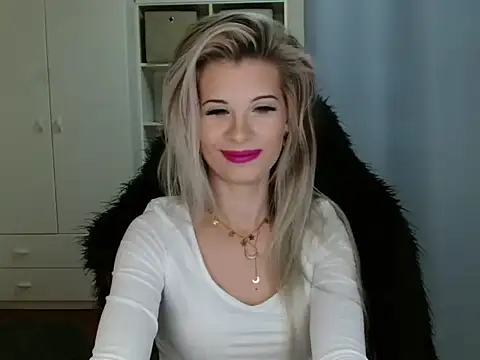 Snapshot of KristineGlow chatting on November 6, 2025, 7:23 am KristineGlow online show from November 6, 2025, 7:23 am