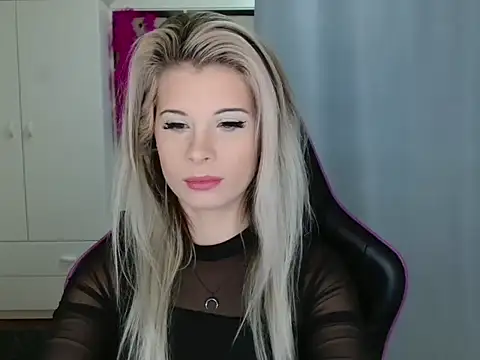 Snapshot of KristineGlow chatting on October 30, 2025, 7:17 am KristineGlow online show from October 30, 2025, 7:17 am