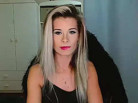 Snapshot of KristineGlow chatting on November 28, 2025, 7:19 am KristineGlow online show from November 28, 2025, 7:19 am