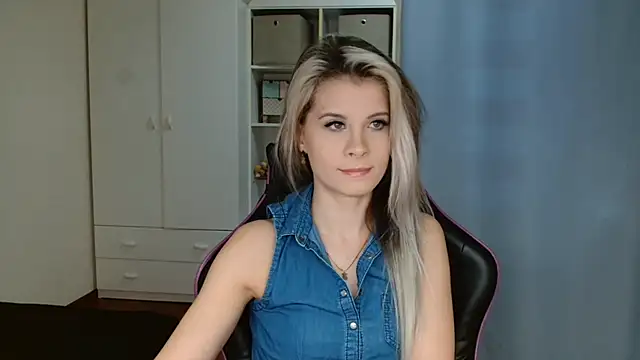 Snapshot of KristineGlow chatting on March 19, 2026, 7:19 am KristineGlow online show from March 19, 2026, 7:19 am