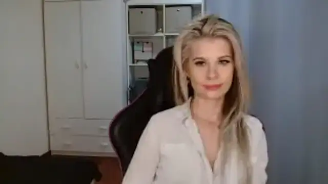 Snapshot of KristineGlow chatting on April 6, 2026, 6:20 pm KristineGlow online show from April 6, 2026, 6:20 pm