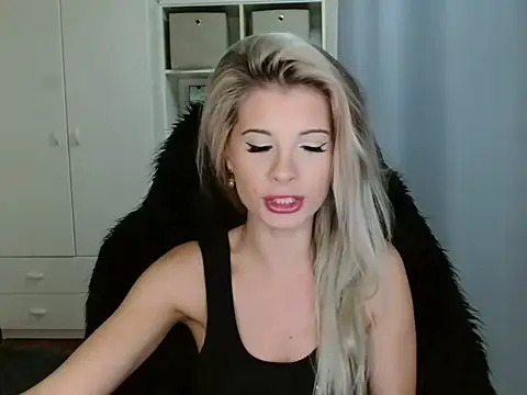 Snapshot of KristineGlow chatting on November 10, 2025, 8:19 am KristineGlow online show from November 10, 2025, 8:19 am