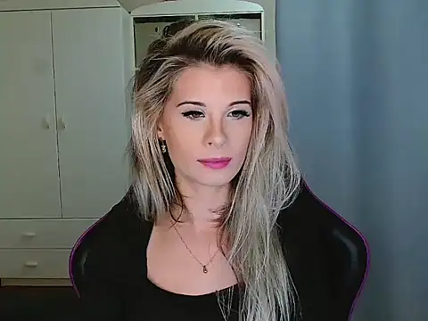 Snapshot of KristineGlow chatting on November 27, 2025, 7:42 am KristineGlow online show from November 27, 2025, 7:42 am