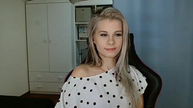 Snapshot of KristineGlow chatting on March 27, 2026, 8:26 am KristineGlow online show from March 27, 2026, 8:26 am