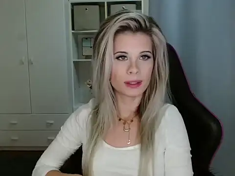 Snapshot of KristineGlow chatting on November 6, 2025, 7:29 pm KristineGlow online show from November 6, 2025, 7:29 pm