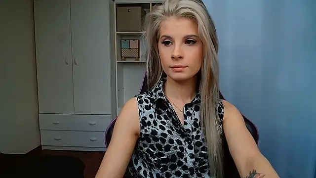 Snapshot of KristineGlow chatting on June 1, 2026, 6:13 am KristineGlow online show from June 1, 2026, 6:13 am