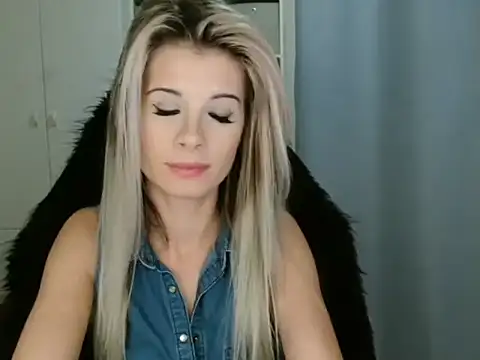 Snapshot of KristineGlow chatting on November 18, 2025, 7:28 pm KristineGlow online show from November 18, 2025, 7:28 pm