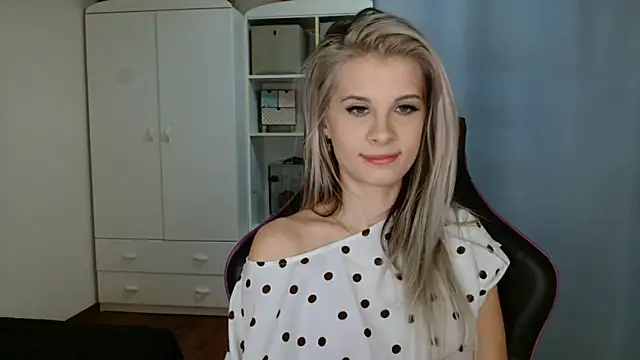 Snapshot of KristineGlow chatting on March 27, 2026, 7:17 am KristineGlow online show from March 27, 2026, 7:17 am