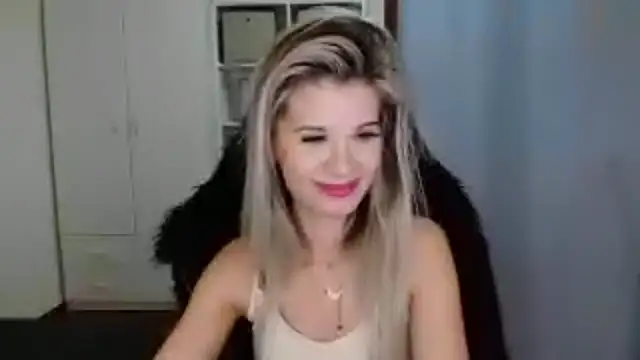 Snapshot of KristineGlow chatting on November 5, 2025, 7:17 pm KristineGlow online show from November 5, 2025, 7:17 pm