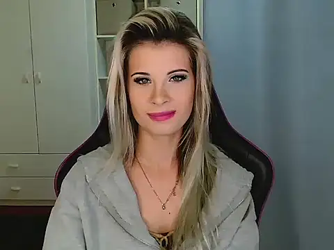 KristineGlow online show from December 18, 2025, 7:13 am