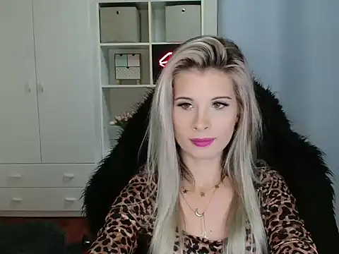 Snapshot of KristineGlow chatting on November 3, 2025, 3:15 pm KristineGlow online show from November 3, 2025, 3:15 pm