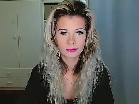 Snapshot of KristineGlow chatting on December 15, 2025, 7:14 am KristineGlow online show from December 15, 2025, 7:14 am