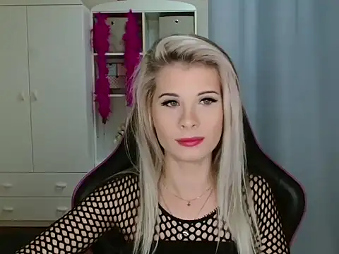 Snapshot of KristineGlow chatting on October 31, 2025, 7:38 am KristineGlow online show from October 31, 2025, 7:38 am