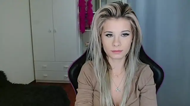 Snapshot of KristineGlow chatting on October 29, 2025, 3:11 pm KristineGlow online show from October 29, 2025, 3:11 pm