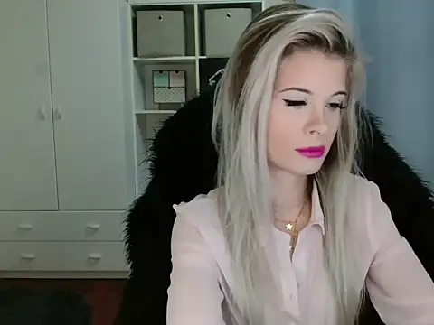 Snapshot of KristineGlow chatting on November 7, 2025, 7:35 am KristineGlow online show from November 7, 2025, 7:35 am