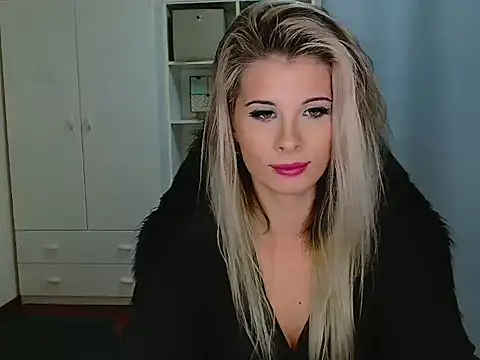 Snapshot of KristineGlow chatting on November 14, 2025, 4:10 pm KristineGlow online show from November 14, 2025, 4:10 pm