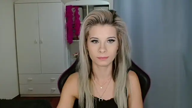 Snapshot of KristineGlow chatting on October 28, 2025, 3:55 pm KristineGlow online show from October 28, 2025, 3:55 pm