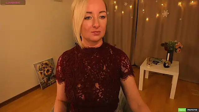 Snapshot of sexmom8 chatting on December 17, 2025, 10:42 am sexmom8 online show from December 17, 2025, 10:42 am