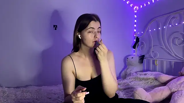 HoneyMist online show from November 11, 2025, 5:08 pm