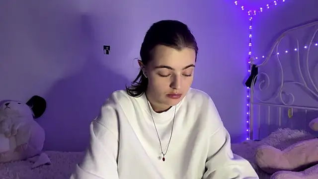 Snapshot of HoneyMist chatting on November 10, 2025, 4:23 pm HoneyMist online show from November 10, 2025, 4:23 pm