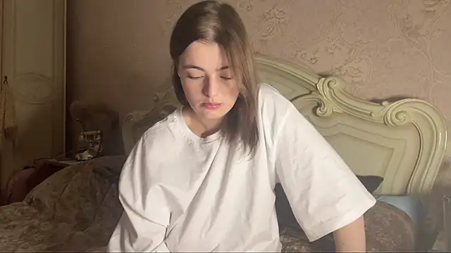 Snapshot of HoneyMist chatting on November 18, 2025, 6:00 pm HoneyMist online show from November 18, 2025, 6:00 pm