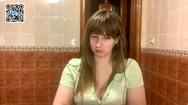 Snapshot of MaroonMoon_ chatting on December 5, 2025, 9:01 pm MaroonMoon online show from December 5, 2025, 9:01 pm