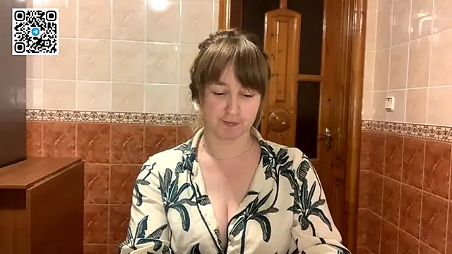 Snapshot of MaroonMoon_ chatting on November 9, 2025, 8:35 pm MaroonMoon online show from November 9, 2025, 8:35 pm