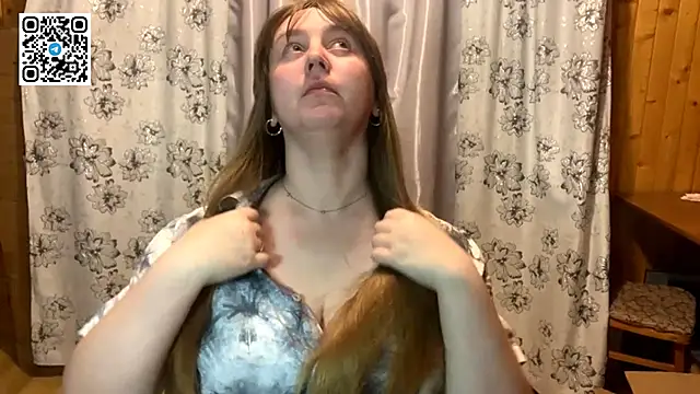 Snapshot of MaroonMoon_ chatting on September 25, 2025, 8:04 pm MaroonMoon online show from September 25, 2025, 8:04 pm