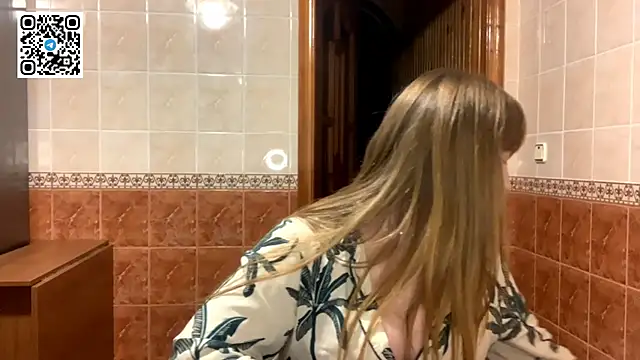 Snapshot of MaroonMoon_ chatting on October 27, 2025, 8:43 pm MaroonMoon online show from October 27, 2025, 8:43 pm