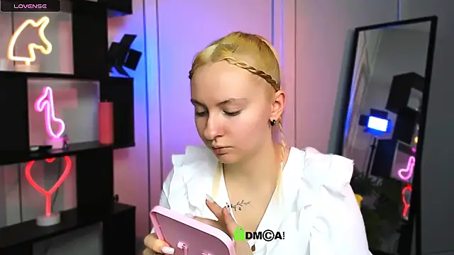 Snapshot of mila_glow1 chatting on December 17, 2025, 7:30 pm mila glow1 online show from December 17, 2025, 7:30 pm