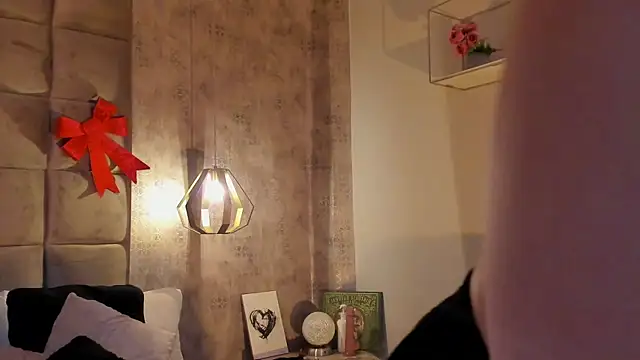 Sky Junne online show from December 3, 2025, 5:45 pm