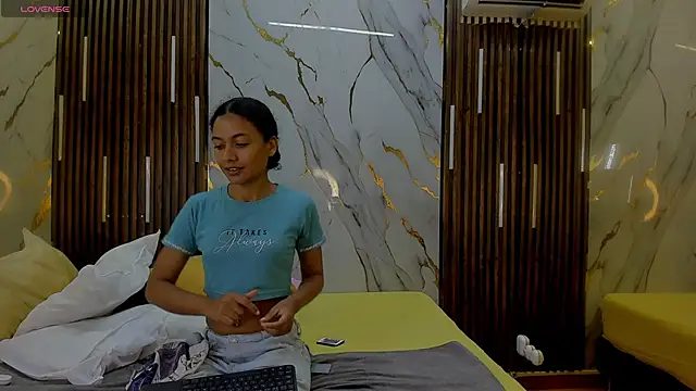 VictoriaDuart online show from December 1, 2025, 8:32 pm