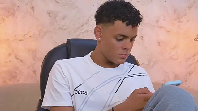Snapshot of Valentino_Thompson chatting on October 3, 2025, 7:48 pm Valentino Thompson online show from October 3, 2025, 7:48 pm