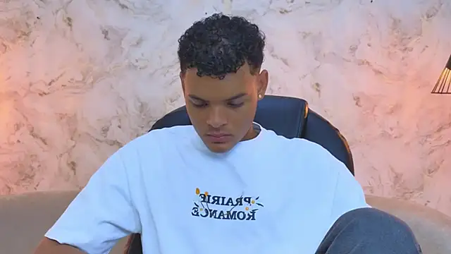 Snapshot of Valentino_Thompson chatting on October 5, 2025, 7:59 pm Valentino Thompson online show from October 5, 2025, 7:59 pm